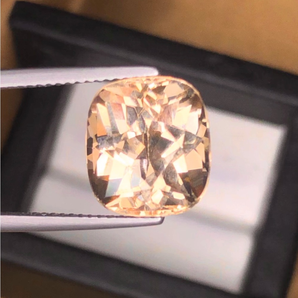 Beautiful Natural Golden or Brown Topaz 9.30 Carat Brown Topaz